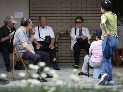Pacientes conversan mientras esperan la apertura de una clínica ortopédica en Kawasaki, Prefectura de Kanagawa, el viernes 11 de julio de 2014 (Bloomberg)