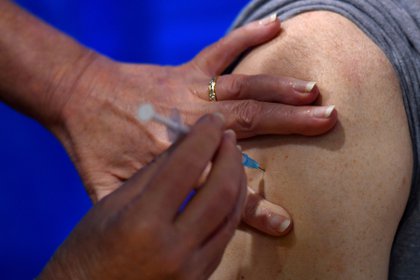 Tras meses de pruebas a voluntarios, llegó el días más esperado para los EEUU: se inicia la inmunización contra el covid-19 (Justin Tallis/Pool via REUTERS)