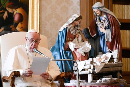 El Papa Francisco celebra la audiencia general semanal en la Biblioteca del Palacio Apostólico del Vaticano. Vatican Media/Handout via REUTERS