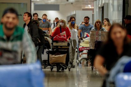 Los viajeros que deseen ingresar a Brasil por vía aérea también tendrán que firmar una Declaración de Salud del Viajante en la que se comprometen a cumplir las medidas sanitarias impuestas en el país para frenar el avance de la pandemia (EFE)