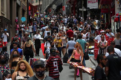 Gente camina en una popular calle comercial en medio del brote de COVID-19 en San Pablo, Brasil, 15 de diciembre de 2020. REUTERS/Amanda Perobelli
