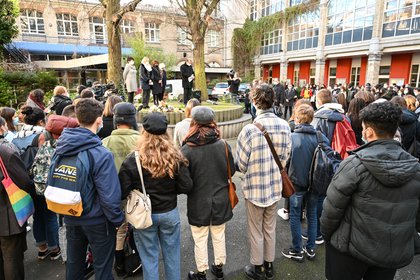 Estudiantes y personal educativo se reúnen en el patio de la escuela de Lycee Fenelon en Lille el 18 de diciembre de 2020 para rendir homenaje a una estudiante transexual dos días después de que se suicidara. DENIS CHARLET / AFP
