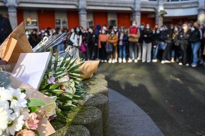 Decenas de estudiantes homenajearon a la alumna que se quitó la vida en Lille, Francia (DENIS CHARLET / AFP)