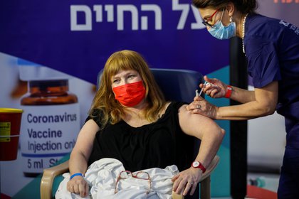 Galia Rahav, jefa de enfermedades infecciosas del Centro Médico Sheba de Israel recibe una vacuna de Pfizer contra el coronavirus en el Centro Médico Sheba de Ramat Gan, Israel, el 19 de diciembre de 2020. REUTERS/Amir Cohen