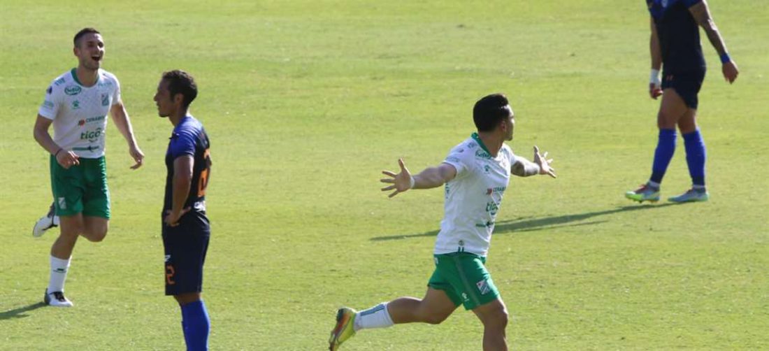 El festejo de Algarañaz tras marcar su gol para Oriente. Foto: JC Torrejón