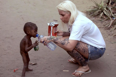 En 2016, la imagen de Anja alimentando a un niño que era considerado "brujo" por su comunidad, recorrió el mundo entero