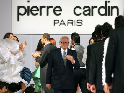A medida que su casa de moda creció rápidamente, se necesitaron nuevos espacios, y Pierre Cardin se mudó a un edificio de 6 pisos ubicado en 59, rue du Faubourg Saint-Honoré, donde realizaba todas sus actividades