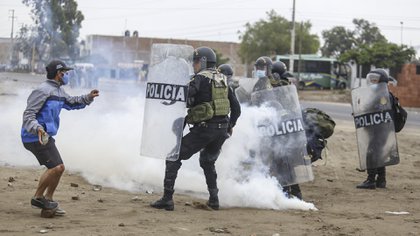 Enfrentamientos y represión en Virú, a 500 kilómetros al norte de Lima, tras la aprobación de un nuevo régimen laboral agrario (AFP)