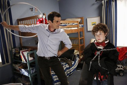 Luke Dunphy (Nolan Gould) y su padre, Phil Dunphy (Ty Burrell) en "Modern Family" (Foto: ABC TV/ Kobal/ Shutterstock -5886190al-)