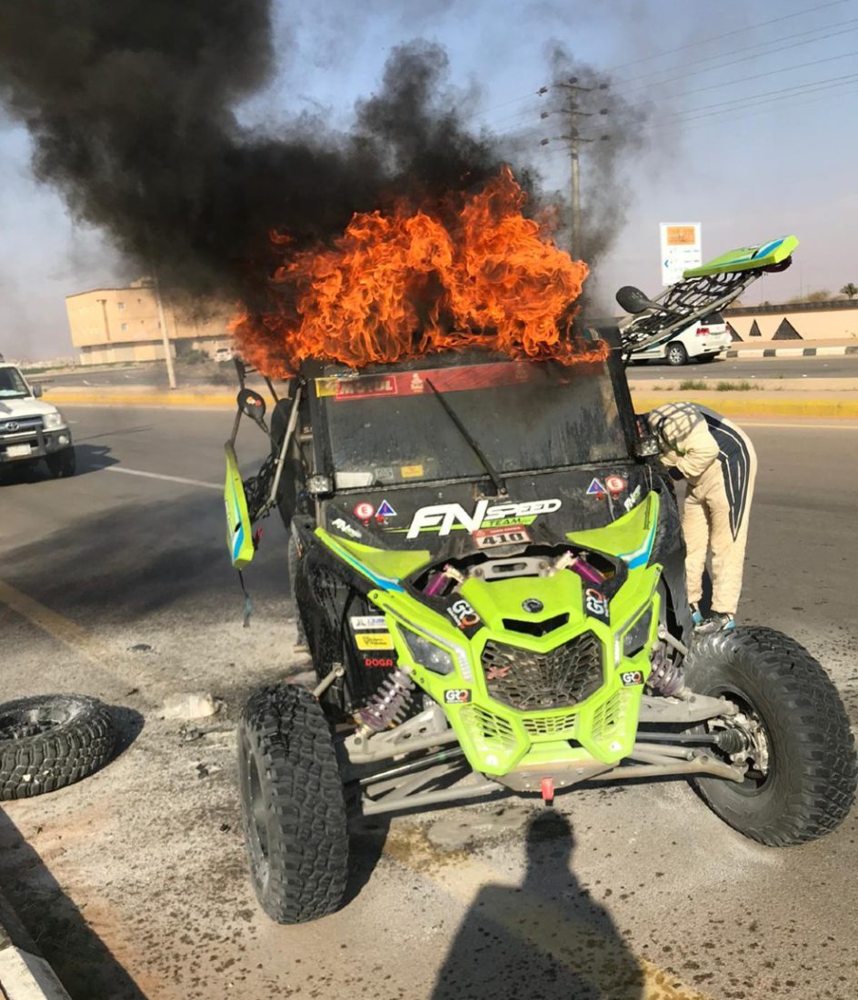 El buggy, en pleno incendio