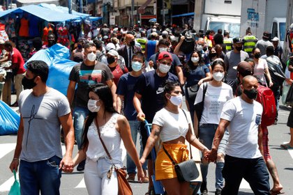 Decenas de personas caminan en una concurrida vía comercial en el centro de Sao Paulo el 6 de enero de 2021. EFE/ Sebastiao Moreira/Archivo 