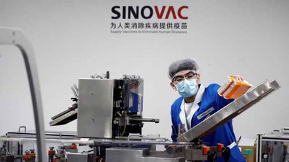 FOTO DE ARCHIVO: Un hombre trabaja en las instalaciones de envasado del fabricante de vacunas chino Sinovac Biotech durante una gira de medios organizada por el gobierno en Pekín, China, el 24 de septiembre de 2020. REUTERS/Thomas Peter