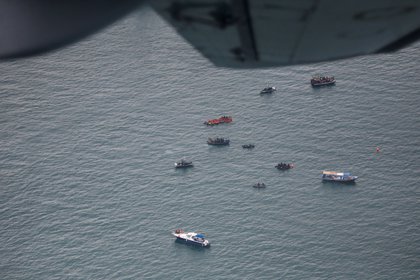 Una flota de barcos hacen un recorrido en el lugar donde cayó el barco de Indonesia 