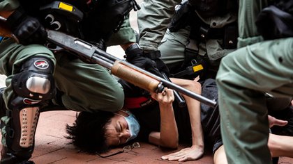 Represión en Hong Kong. (Photo by ISAAC LAWRENCE / AFP)