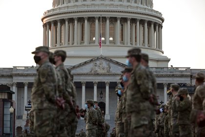 Miembros de la Guardia Nacional se reúnen en el Capitolio de los EEUU el 12 de enero de 2021 cuando la Cámara de Representantes se prepara para votar una resolución que exige que el Vicepresidente Pence destituya al Presidente Trump de su cargo (REUTERS/Erin Scott)