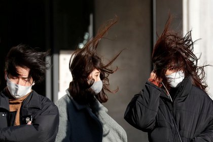 FOTO DE ARCHIVO-Peatones con máscaras protectoras contra COVID-19, se enfrentan a fuertes vientos en Tokio, Japón. 7 de enero de 2021. REUTERS/Kim Kyung-Hoon