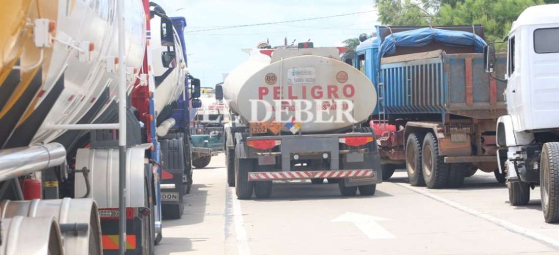 Camiones cisternas con combustibles para provincias están en los bloqueos /Jorge Gutiérrez