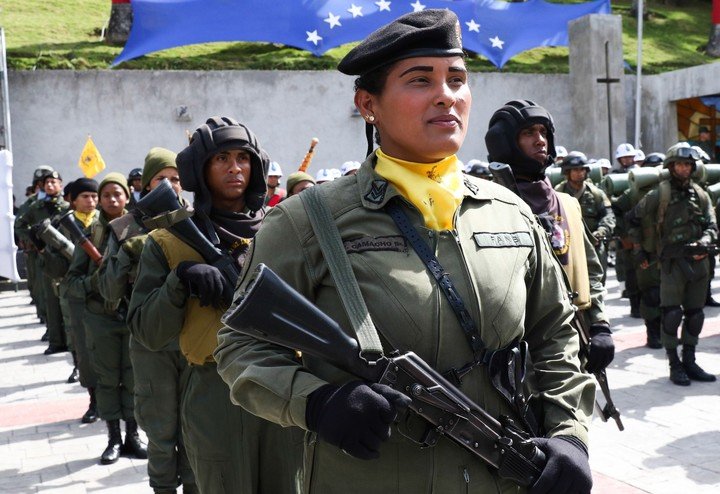 Muchos militares venezolanos deben buscar un segundo trabajo para llegar a fin de mes. Foto: EFE