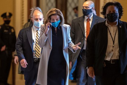 La presidenta de la Cámara de Representantes, Nancy Pelosi, llega al Capitolio en Washington (EE.UU.), hoy 13 de enero de 2021 (EFE/Shawn Thew) 