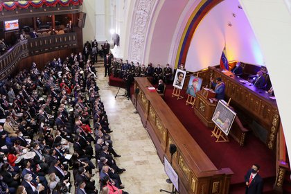 Legisladores chavistas oyeron el discurso de Maduro sin respetar el distanciamiento social para prevenir la transmisión del coronavirus (REUTERS/Manaure Quintero)