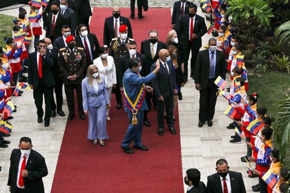 Maduro llegó al acto acompañado por la primera dama y legisladora Cilia Flores y el flamante presidente de la Asamblea Nacional de Venezuela, el ex ministro chavista Jorge Rodríguez (REUTERS/Manaure Quintero)