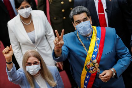 Maduro y su esposa, Cilia Flores, en la llegada al edificio de la Asamblea Nacional para el discurso anual sobre el estado de la nación este 12 de enero de 2021. REUTERS/Manaure Quintero