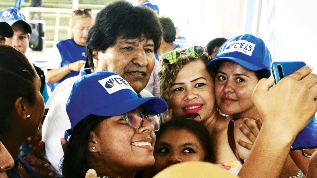 El expresidente Evo Morales se toma una selfie con un grupo de seguidores. DICO SOLÍS