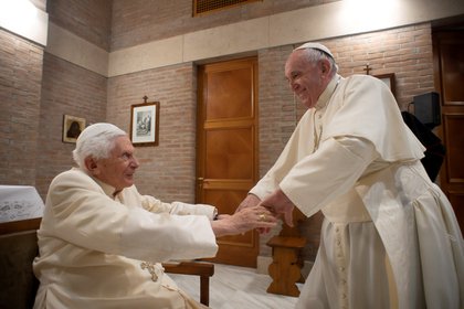El papa Francisco y Benedicto XVI durante un encuentro en noviembre de 2020. (Vatican Media via REUTERS)
