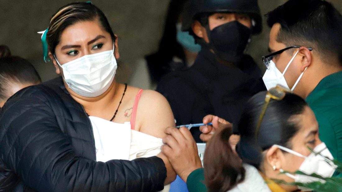 Una persona recibe una dosis de la vacuna contra la COVID, en México. EFE