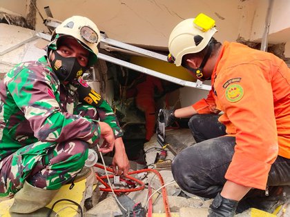 El equipo de rescate trabaja arduamente en la búsqueda de personas atrapadas en los escombros por el terremoto de Mamuju