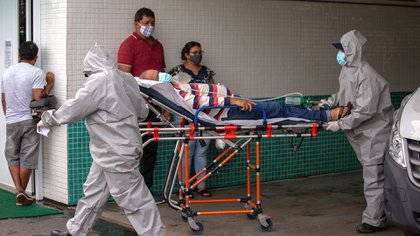 Un paciente es trasladado en Manaos (Michael DANTAS / AFP)