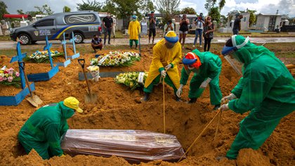 Los cementerios están desbordados (MICHAEL DANTAS / AFP)