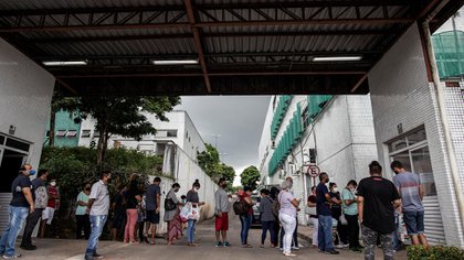 Familiares de pacientes internados esperan en una fila para tener información en el Hospital 28 de Agosto en Manaos (EFE/Raphael Alves)