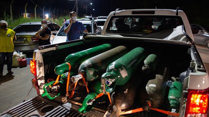 Una camioneta traslada tubos de oxígeno (Michael DANTAS / AFP)