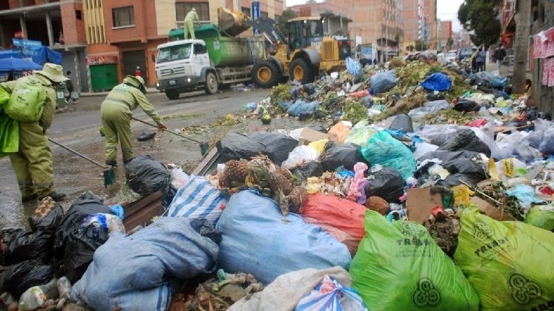 El Alto: Levantan bloqueo en relleno sanitario y retiran promontorios de basura
