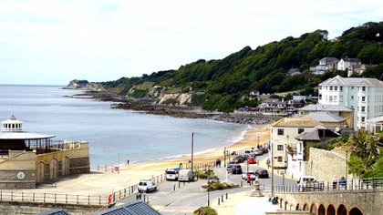Veraneantes disfrutan de la costa de Ventnor, en la Isla de Wight, el 16 de julio de 2020, cuando no había contagios ni muertes en el condado (Shutterstock)