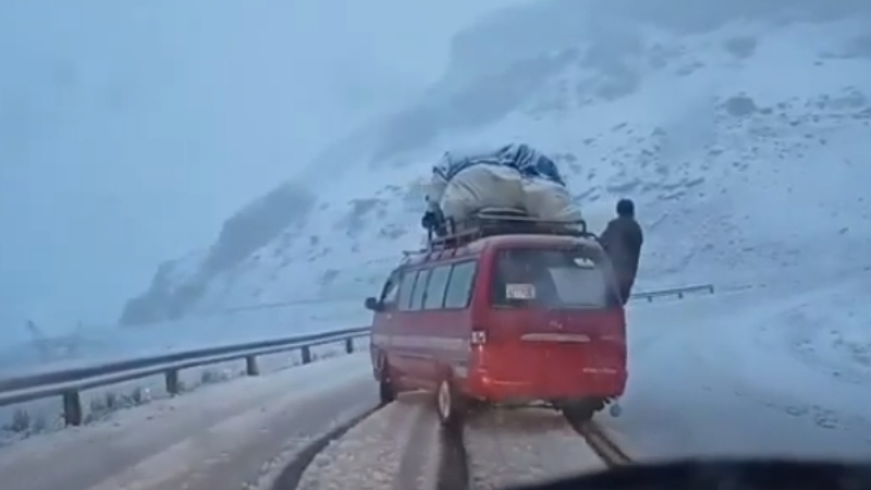 Video: Un minibús se desliza por la carretera Yungas - La Paz