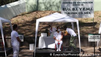 Mexiko I Gesundheitspersonal erhält Covid-Impfstoff 