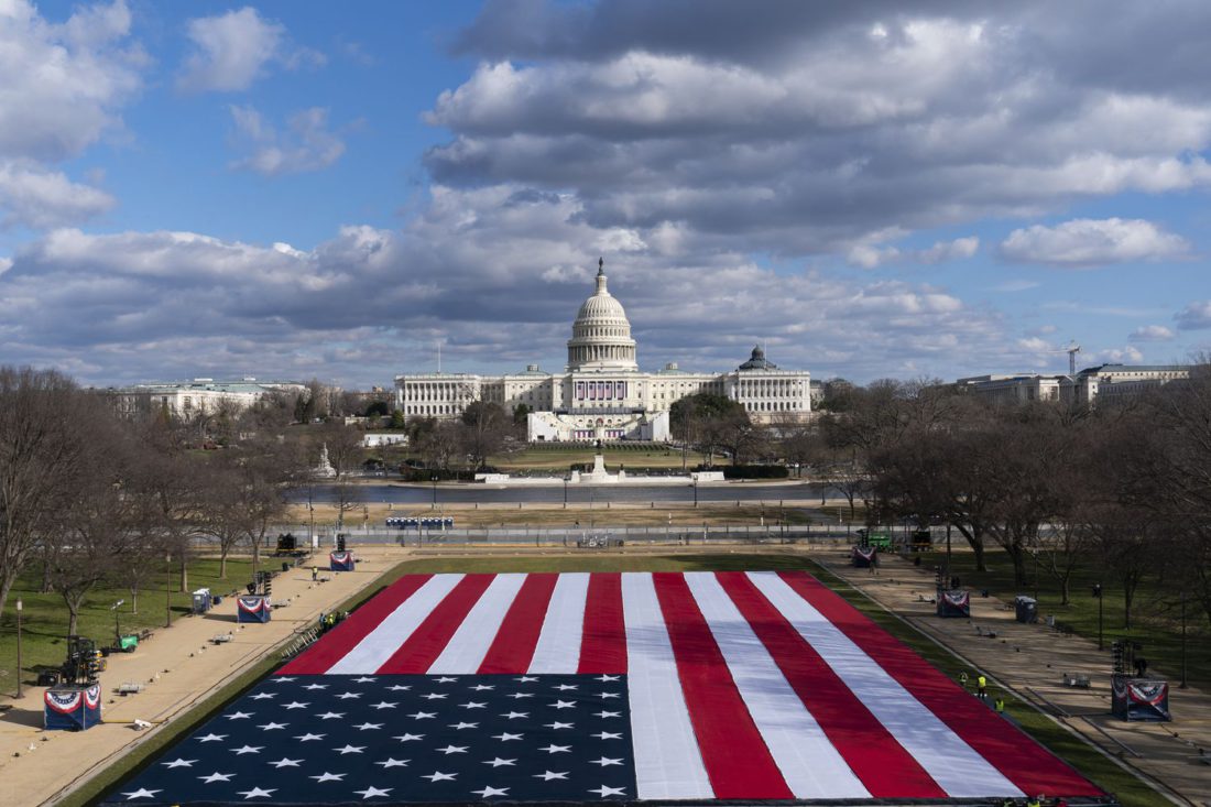 Una enorme bandera ocupará el sitio del público en la investidura de Biden como presidente de EE UU.