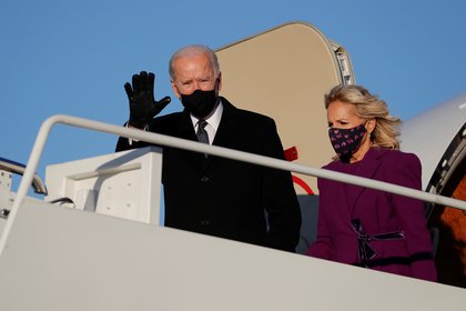 El presidente electo Joe Biden y su esposa Jill aterrizaron en Maryland, Estados Unidos, el 19 de enero de 2021 para los preparativos del traspaso de poder este miércoles. REUTERS/Tom Brenner