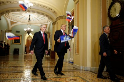 Mitch McConnell y el presidente Donald Trump (foto de archivo). REUTERS/Joshua Roberts/File Photo 
