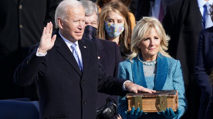 Joe Biden prestó juramento como el 46º Presidente de los Estados Unidos, con su esposa Jill Biden sosteniendo la Biblia de la familia en el Frente Oeste del Capitolio de los EEUU en Washington DC este 20 de enero de 2021. REUTERS/Kevin Lamarque