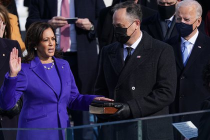 Kamala Harris prestó juramento como Vicepresidenta de los Estados Unidos mientras su esposo Doug Emhoff sostenía dos Biblias (REUTERS/Kevin Lamarque)
