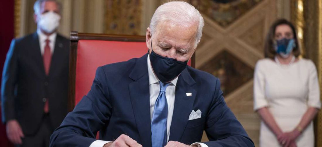 Joe Biden firmó este miércoles sus tres primeros documentos como mandatario de EEUU. AFP