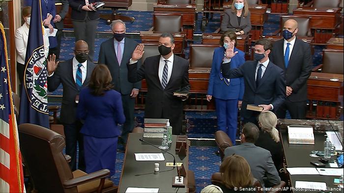 USA Washington | Kamala Harris vereidigt Senatoren aus Georgie Raphael Warnock