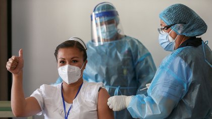 La enfermera Cristina Chango recibe la vacuna en el Hospital Centinela Pablo Arturo Suárez en Quito (EFE/ Jose Jacome)