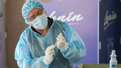 Personal médico del Hospital Centinela Pablo Arturo Suárez prepara una dosis de la vacuna contra el coronavirus en Quito (EFE/ Jose Jacome)