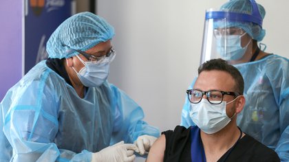 El doctor Franklin Salazar recibe la vacuna en Quito (EFE/ Jose Jacome)