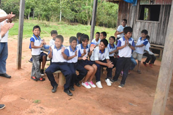Niños de colegio en la reserva de vida Silvestre Manuripi Foto: GOBERNACIÓN DE PANDO