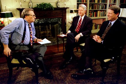 Larry King junto a Clinton y Al Gore en 1995 (REUTERS)